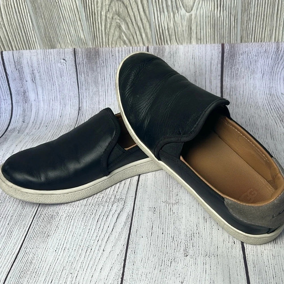 Ugg size 7 leather loafers - Picture 1 of 7